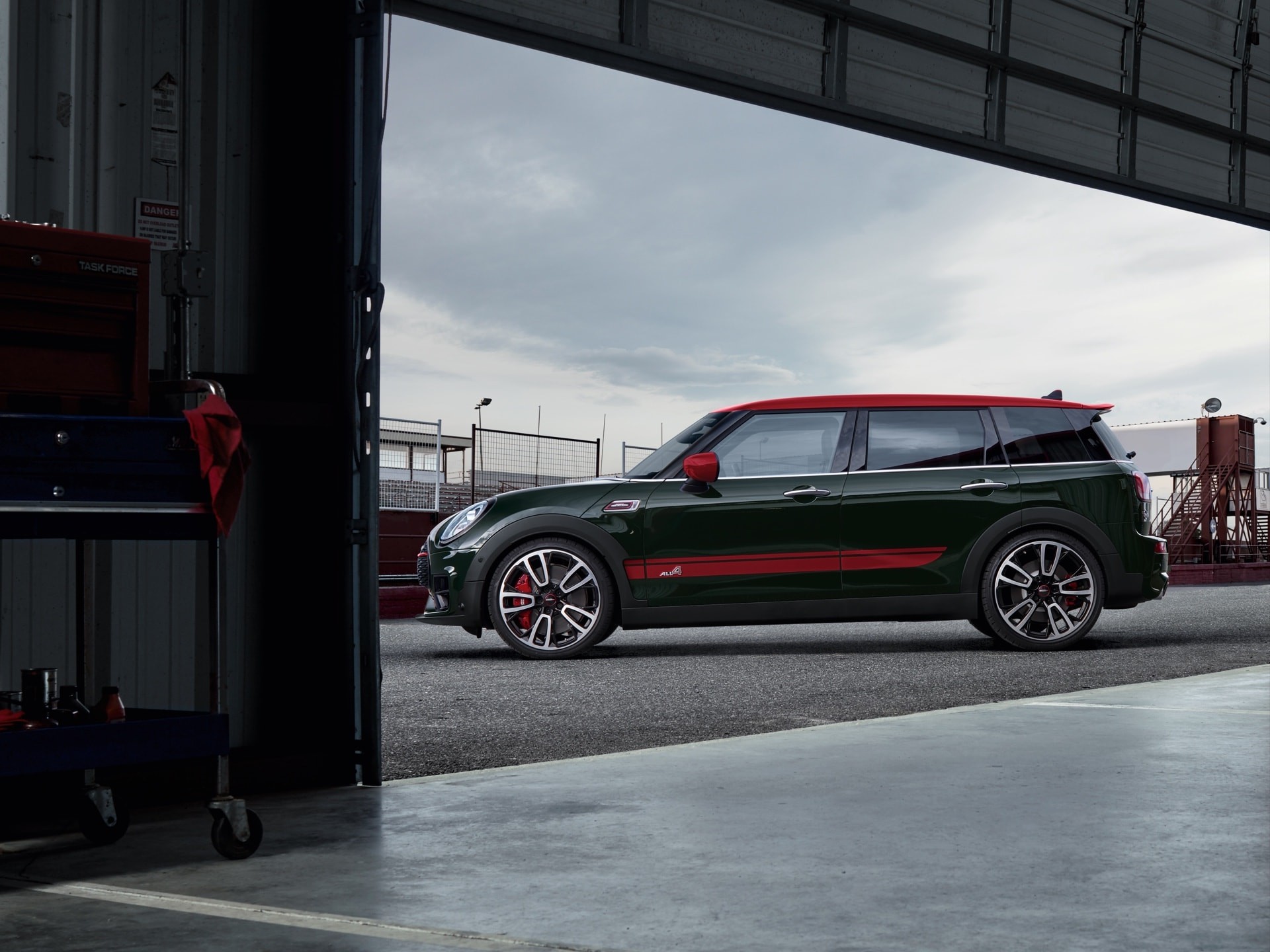 MINI John Cooper Works Clubman – side view – race track MINI John Cooper Works Clubman – side view – race track